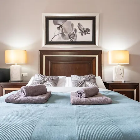 Benalbeach Bliss Seafront Retreat With Balcony